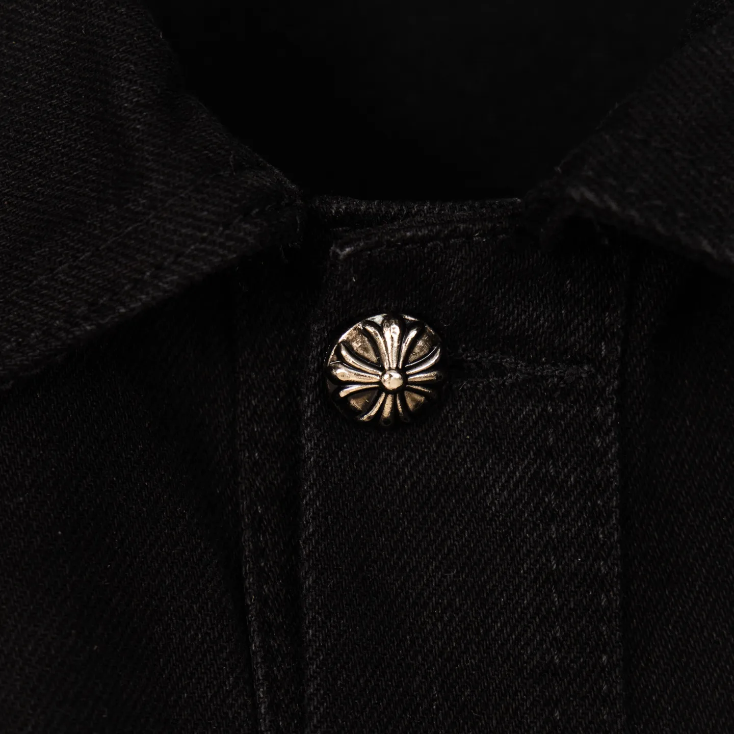 P280 Chrome Hearts Chrome Hearts heavy-duty denim jacket with rivets and multiple farts. The same model as the Internet celebrity star. The cross-printed denim jacket has a unique cross design element and is full of design. It is made of 100% denim cotton fabric with heavy coarse yarn count, which ensures a stiff and tough silhouette while being soft, comfortable and breathable. The lapel is designed with silver buttons and is full of texture. The classic white cross logo is all over the dress, making it a perfect versatile style for spring and summer! The original loose version is made of high-quality pure cotton fabrics. The fabric pattern is high-definition and delicate without burrs. It is comfortable and breathable to wear. All the buttons are molded and customized. It is casual and fashionable and can be matched with any bottoms. It can be windproof and sunproof in spring and summer. It can be worn outside in autumn and winter! Easily concave shape makes you look slimmer and taller, perfect for both men and women! Style number: 1764# Color: Black Size: S M L XL